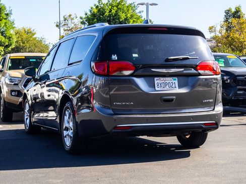Used 2020 Chrysler Pacifica Limited FWD image 4