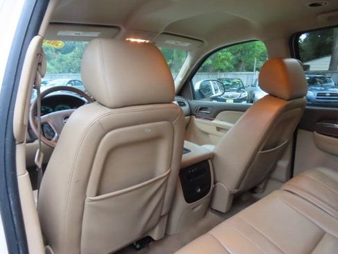 Used 2014 Chevrolet Suburban LT RWD image 15