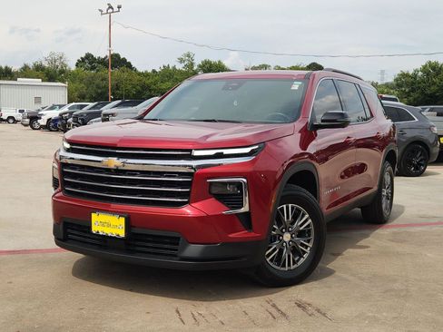 Certified 2025 Chevrolet Traverse LT w/ Driver Confidence Package FWD image 1