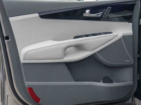 Used 2017 Kia Sorento SX image 19