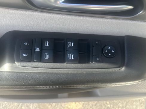 Used 2021 Chrysler Pacifica Touring-L image 18