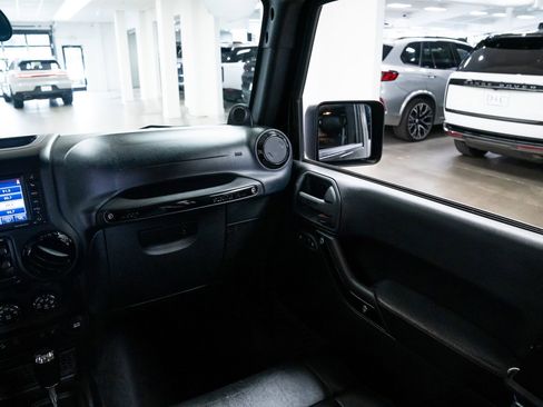 Used 2012 Jeep Wrangler Unlimited Sahara image 11