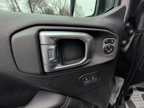 Used 2020 Jeep Gladiator Overland image 12