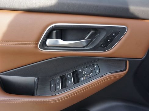 Used 2025 Nissan Rogue Platinum FWD image 4