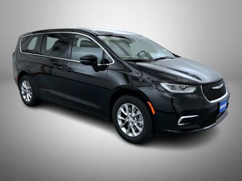 New 2026 Chrysler Pacifica Select image 3