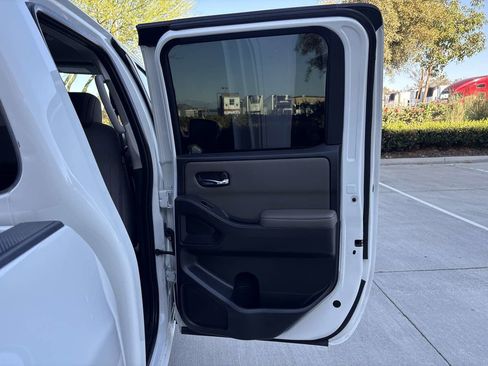 Used 2023 Nissan Frontier SV w/ SV Convenience Package image 13