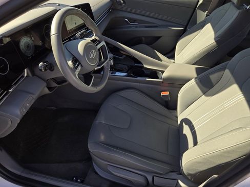 Used 2025 Hyundai Elantra SEL image 18