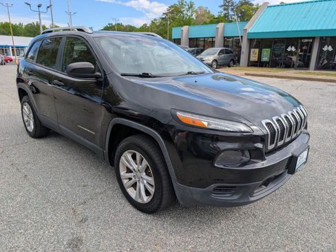 Used 2015 Jeep Cherokee Sport image 8