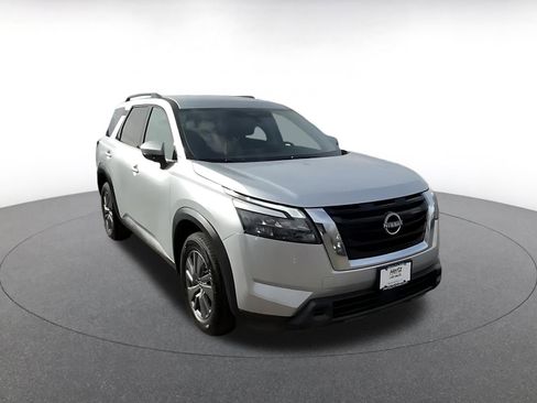 Used 2025 Nissan Pathfinder SV image 3