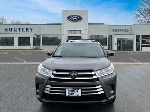 Used 2019 Toyota Highlander XLE image 3