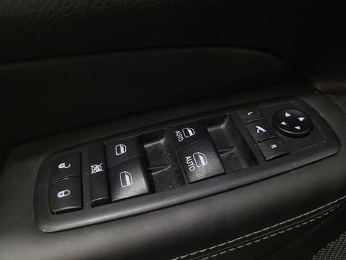 Used 2019 Jeep Grand Cherokee Overland AWD/4WD image 27