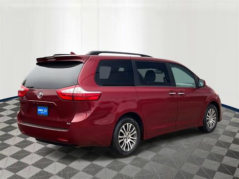 Used 2018 Toyota Sienna XLE image 5