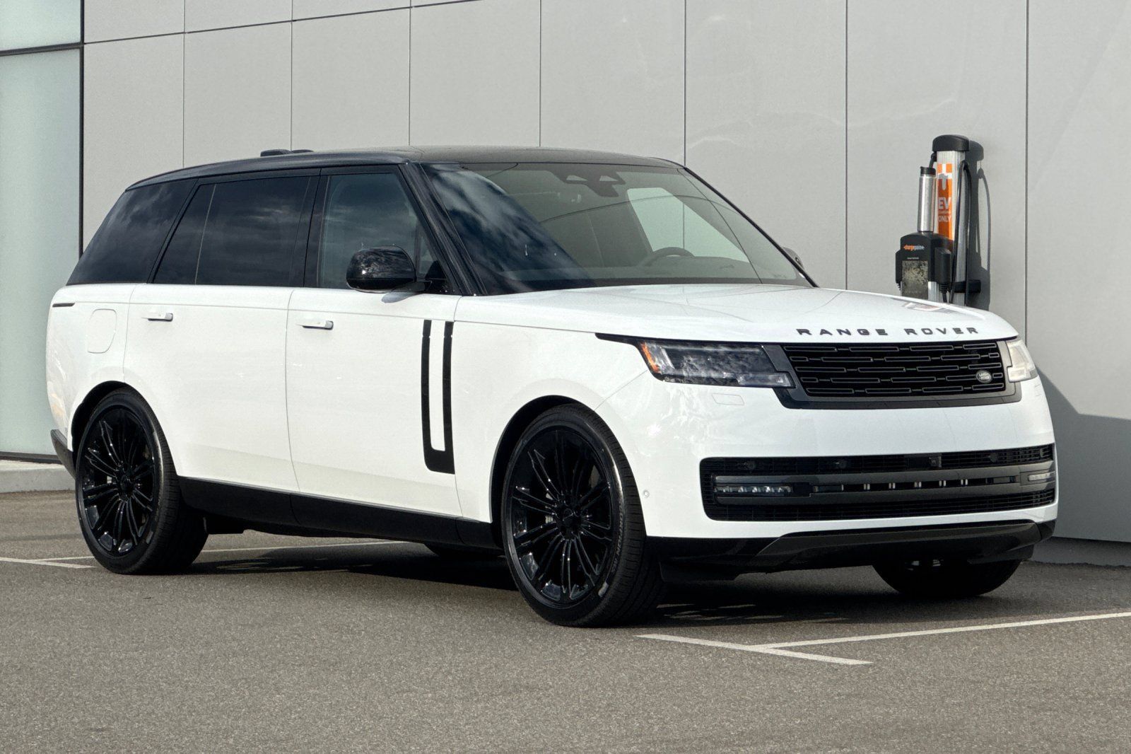 New 2026 Land Rover Range Rover Long Wheelbase SE AWD/4WD image 7