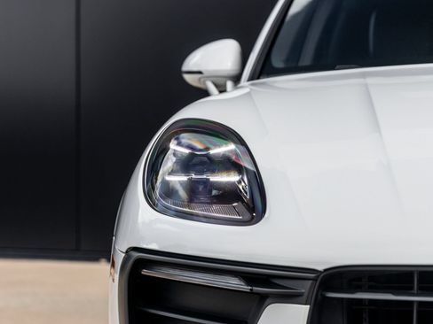 Certified 2023 Porsche Macan AWD/4WD image 18