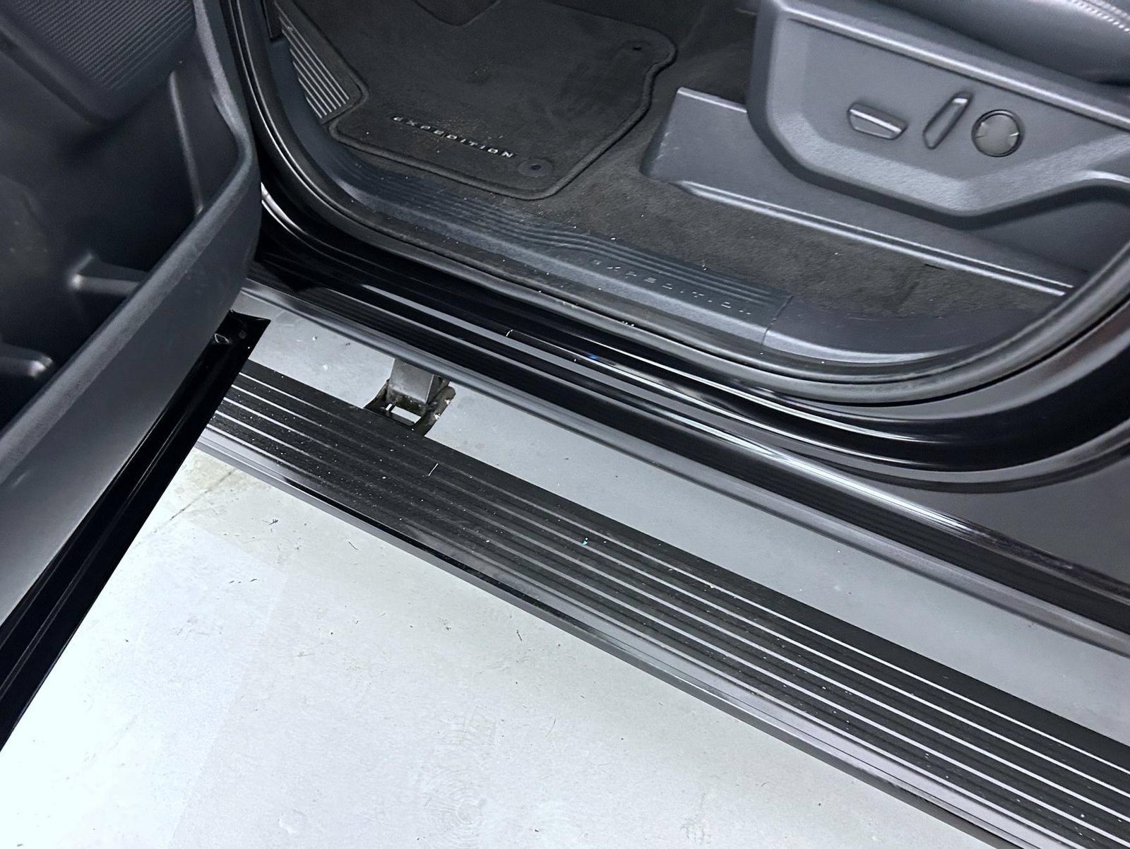 Used 2025 Ford Expedition Platinum AWD/4WD image 9