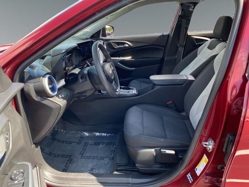 Used 2025 Chevrolet Trax LS FWD image 9