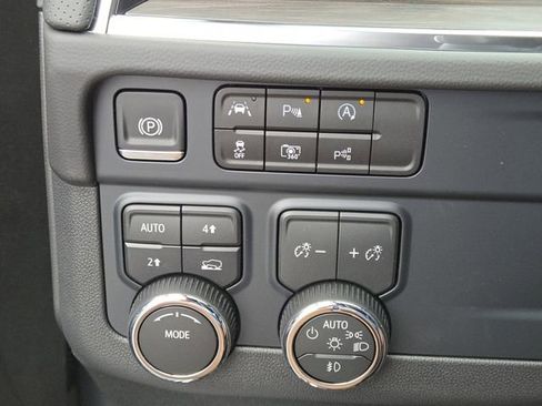 New 2025 Chevrolet Suburban Premier AWD/4WD image 12