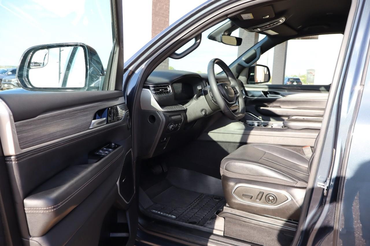 Used 2024 Jeep Wagoneer L Series II w/ Flexible Seating Group AWD/4WD image 9