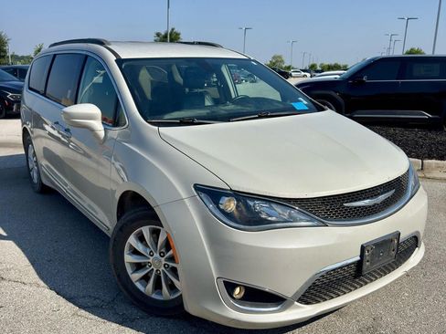 Used 2017 Chrysler Pacifica Touring-L FWD image 7