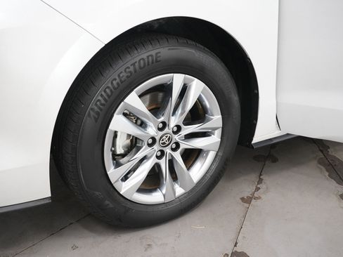 New 2024 Toyota Sienna Limited image 29