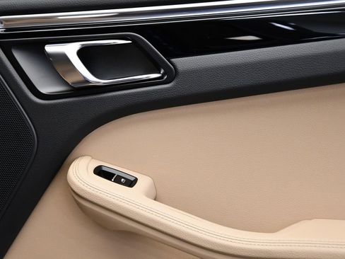 Used 2025 Porsche Macan image 49