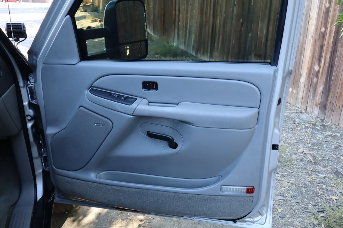 Used 2004 Chevrolet Suburban LS w/ Preferred Equipment Group AWD/4WD image 27