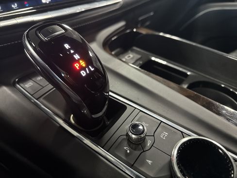 Used 2023 Cadillac Escalade ESV Premium Luxury Platinum image 18