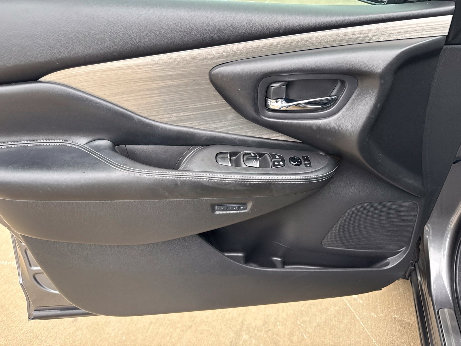 Used 2016 Nissan Murano Platinum w/ Platinum Technology Package FWD image 9
