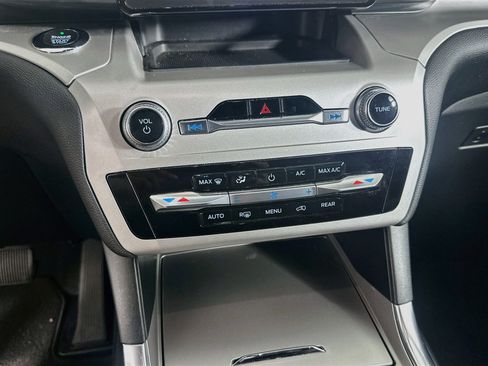 Used 2020 Ford Explorer XLT w/ Equipment Group 202A RWD image 23