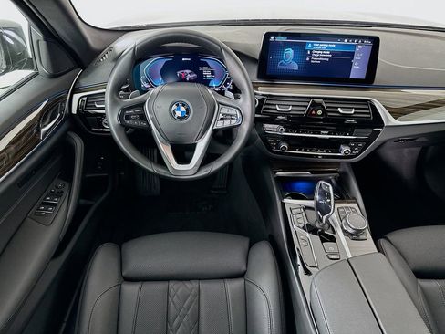 Used 2023 BMW 530e w/ Convenience Package image 23