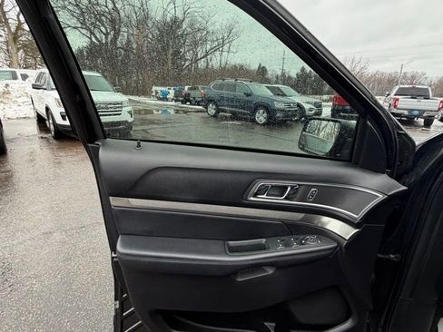 Used 2018 Ford Explorer XLT image 10