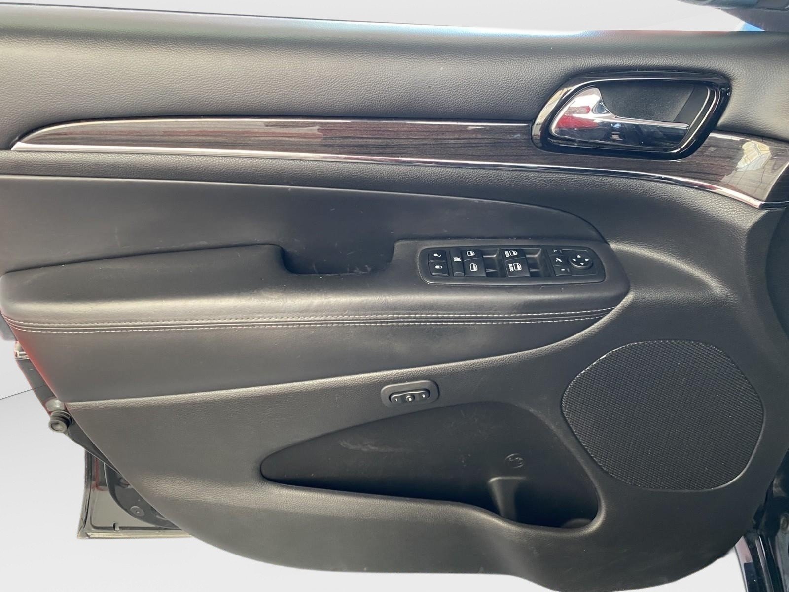Used 2019 Jeep Grand Cherokee Overland AWD/4WD image 19