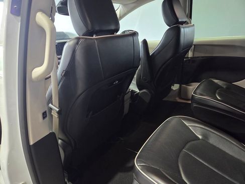 Used 2023 Chrysler Pacifica Limited FWD image 12