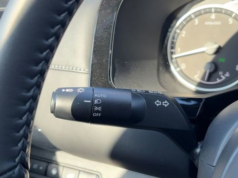 Used 2025 Nissan Pathfinder SV image 15