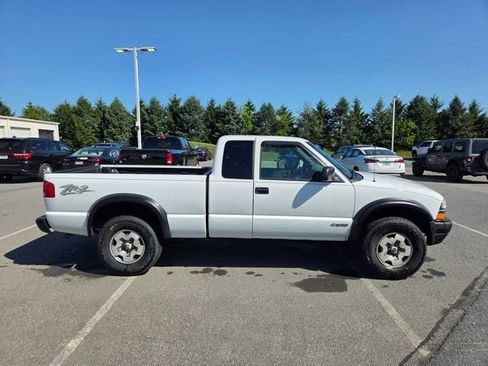 Used 2003 Chevrolet S10 Pickup LS w/ LS Preferred Equipment Group AWD/4WD image 13
