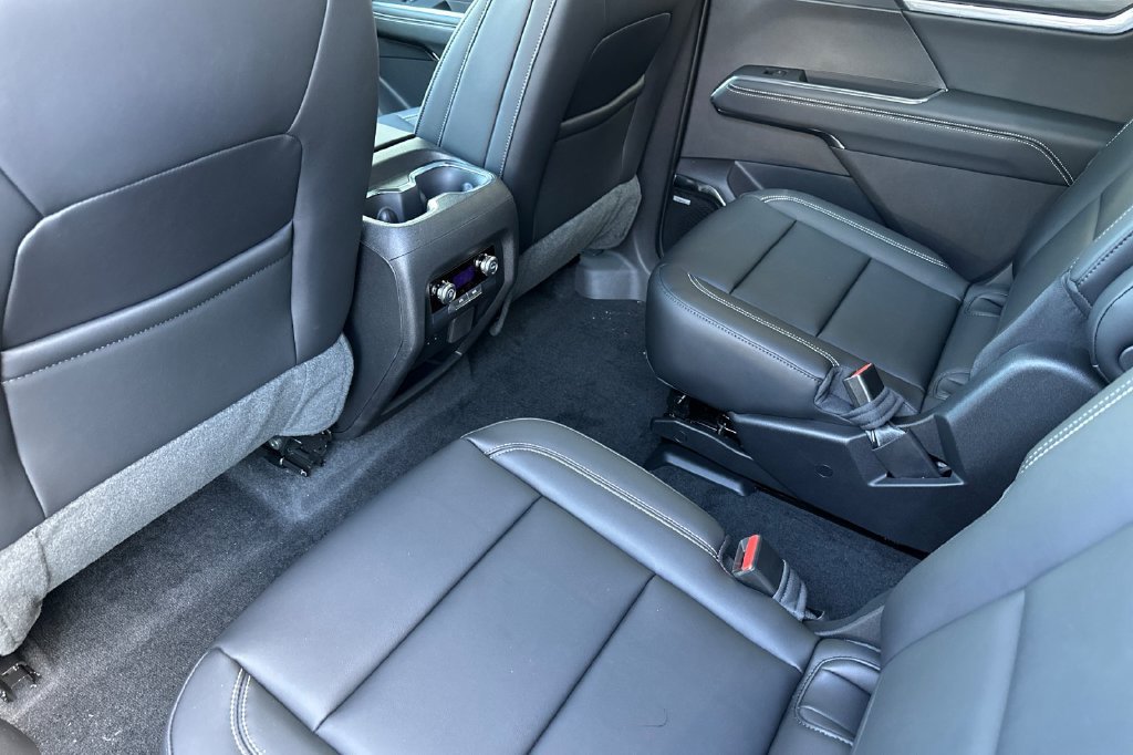 Used 2025 GMC Acadia Elevation w/ Elevation Premium Package FWD image 12