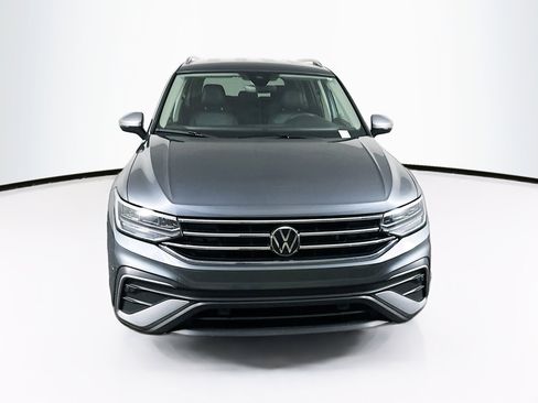 Used 2024 Volkswagen Tiguan SE image 2