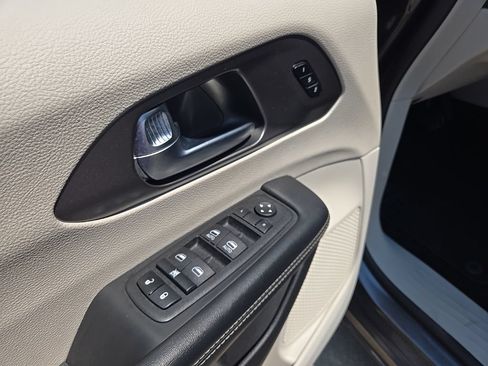 Used 2023 Chrysler Pacifica Touring-L FWD image 28