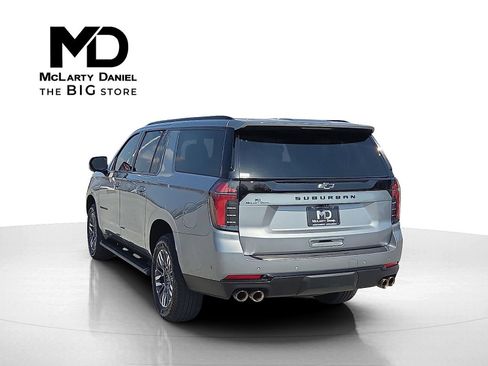 Certified 2025 Chevrolet Suburban Z71 image 4