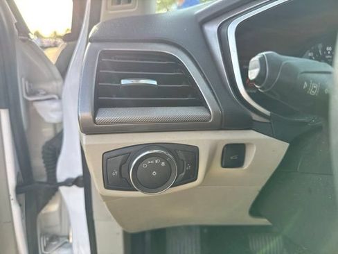 Used 2019 Ford Fusion SE FWD image 11