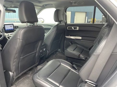 Used 2021 Ford Explorer XLT w/ Equipment Group 202A AWD/4WD image 4