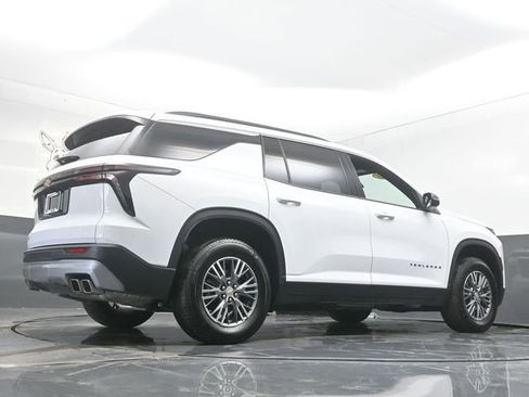 Used 2025 Chevrolet Traverse LT image 34