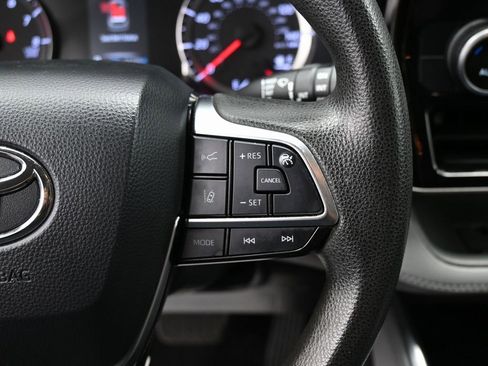 Used 2021 Toyota Highlander L image 19
