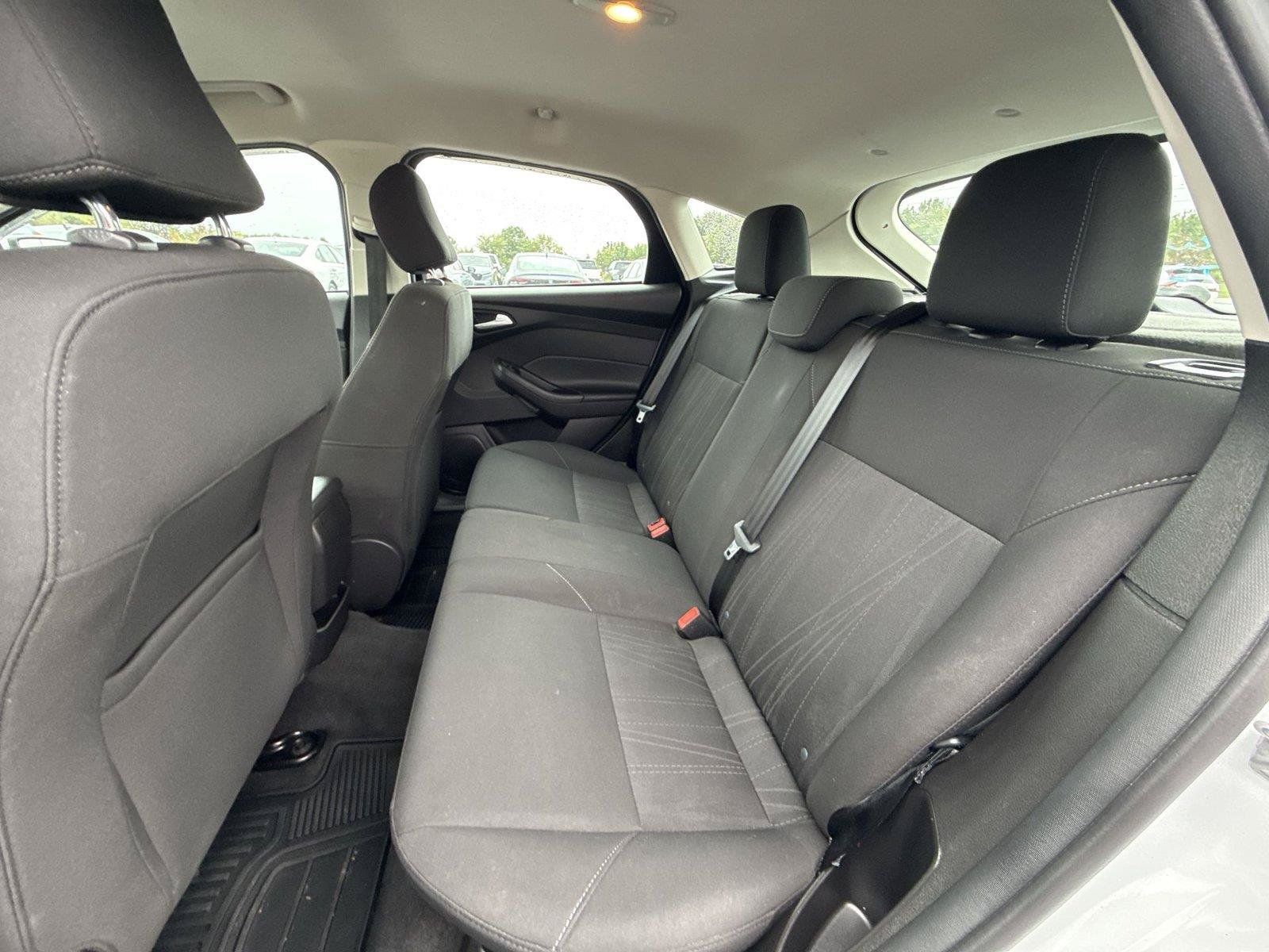 Used 2016 Ford Focus SE w/ SE Power Seat Package FWD image 16