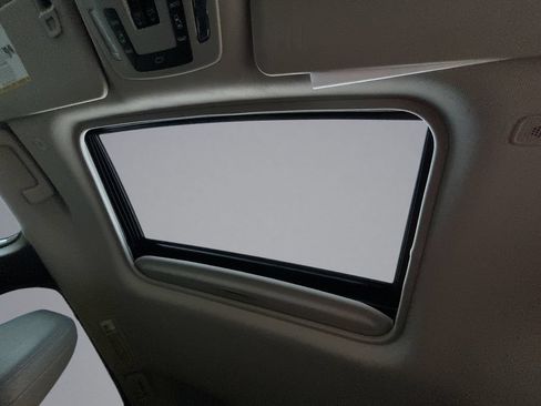 Used 2025 Toyota Sienna XLE FWD image 30