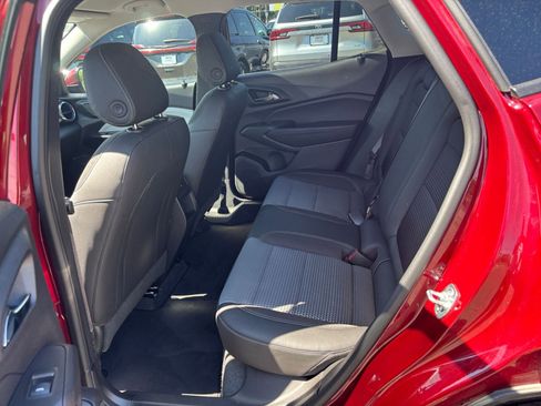 Used 2025 Chevrolet Trax LT w/ LT Convenience Package FWD image 24