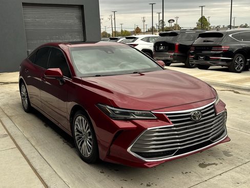 Used 2019 Toyota Avalon Limited image 11