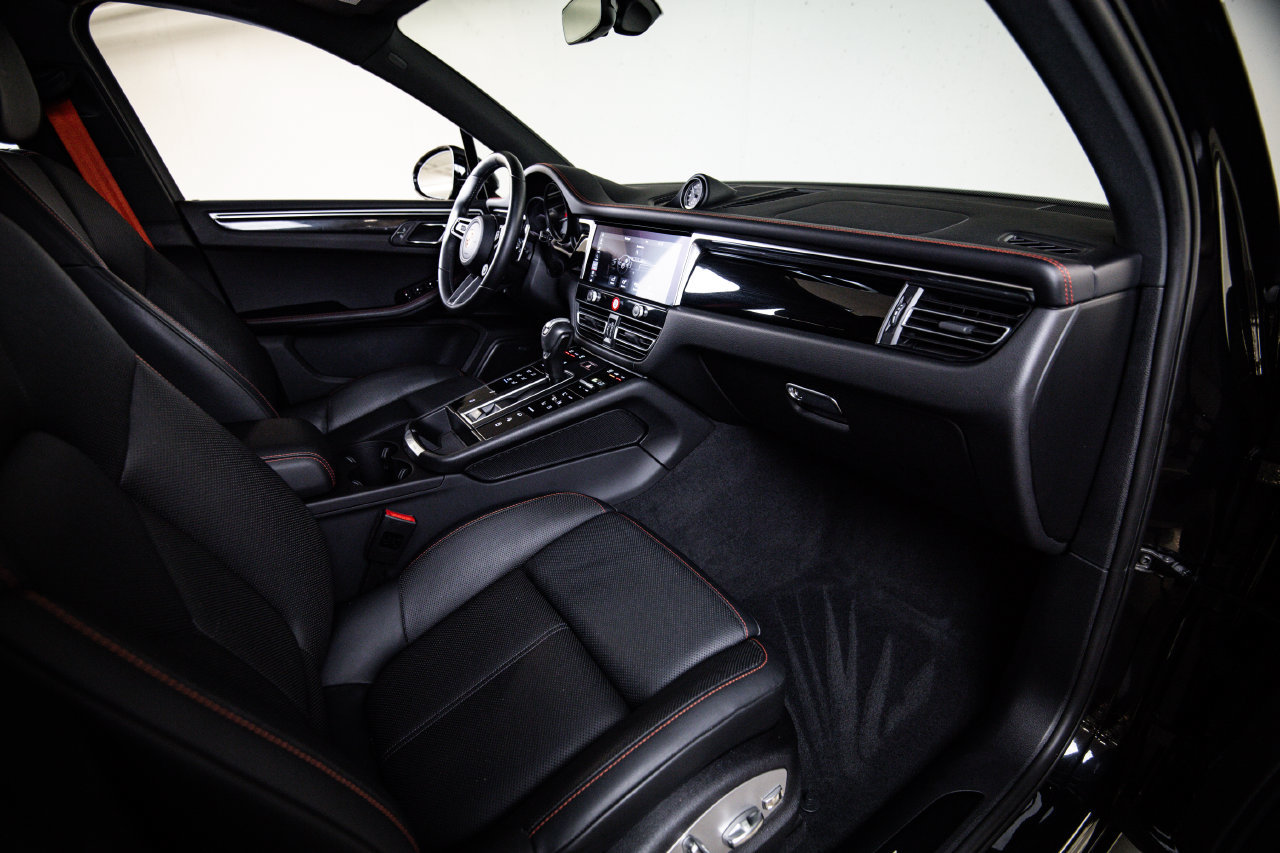 Certified 2023 Porsche Macan Turbo AWD/4WD image 28