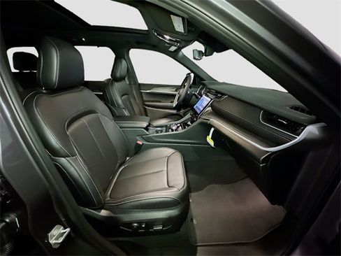 New 2025 Jeep Grand Cherokee Limited w/ Luxury Tech Group II image 32