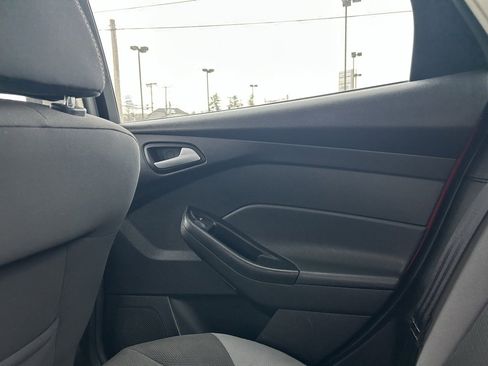 Used 2013 Ford Focus SE w/ SE Winter Pkg image 30